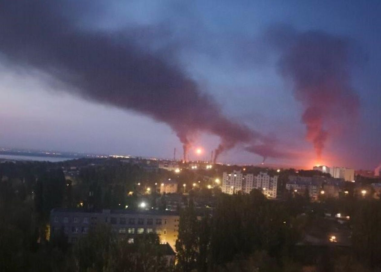 "Просто ужас", - жители Саратова и Энгельса жалуются на пожары после ударов дронов по военным объектам