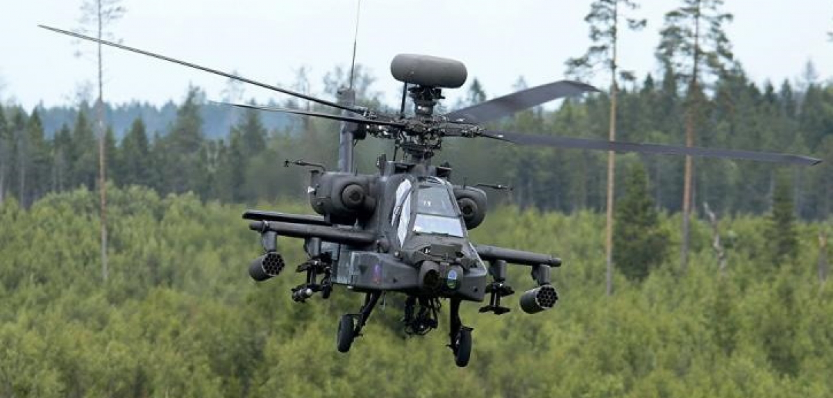 США перебросили 9 военных вертолетов Apache и Black Hawk на границу с Беларусью: известна причина