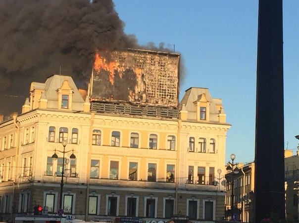 Центр Санкт-Петербурга охватил сильный пожар: перекрыт Невский проспект