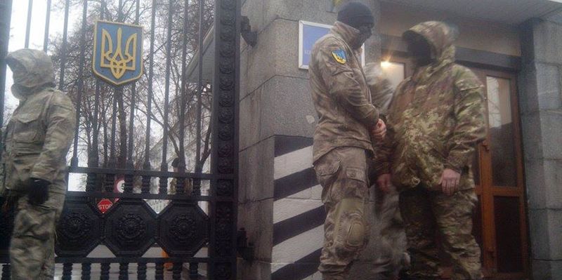 Бойцы батальона "Айдар" с лозунгом "Герои не умирают" подожгли шины у здания Минобороны
