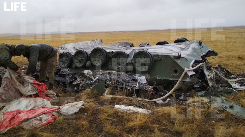 В России военные "упустили" две БМД-2  с высоты 1,5 км: техника в "хлам", много раненых - кадры