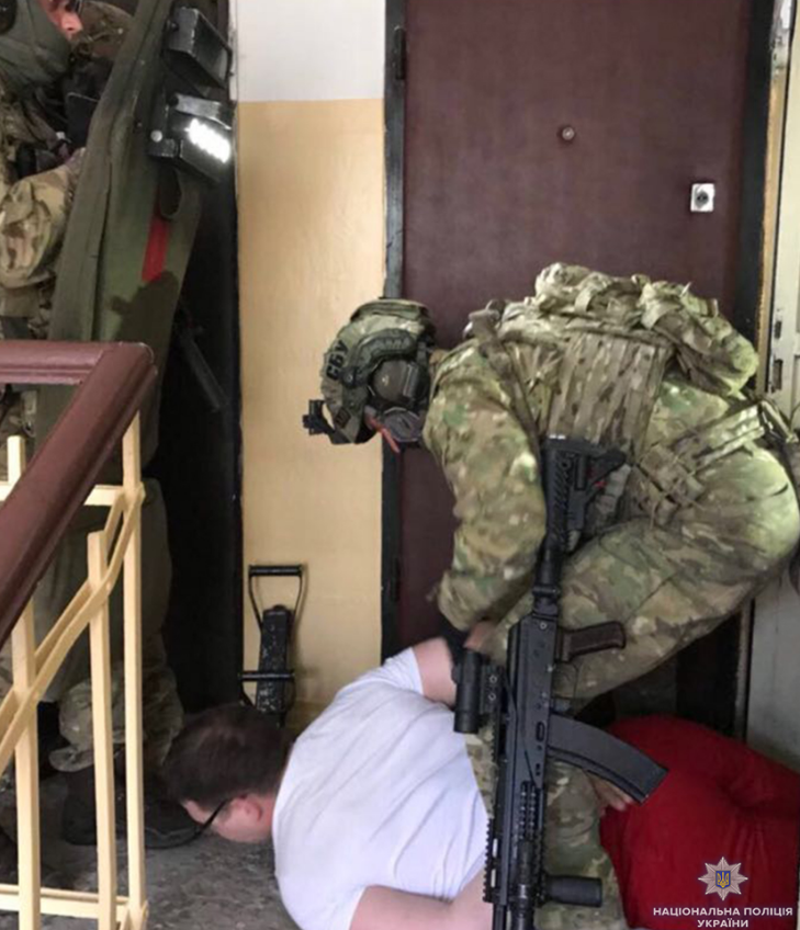 В столице Украины задержаны члены бандитской группировки, у которых найдены огнеметы, гранатометы и 14 тыс. боеприпасов, – резонансные кадры