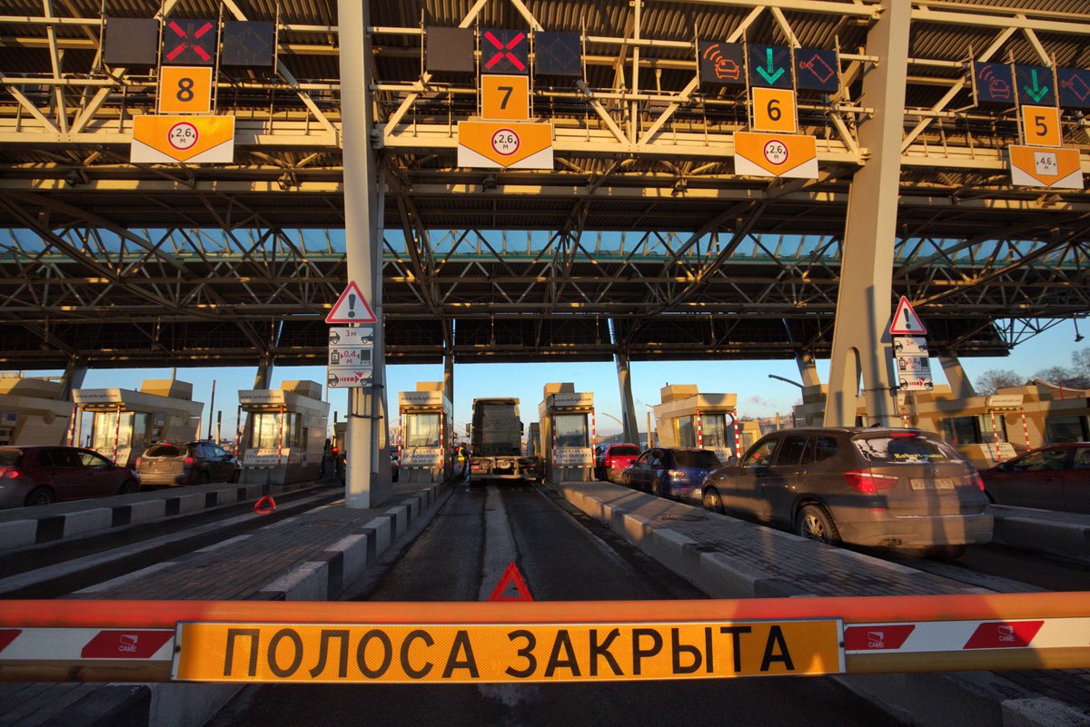 Разъяренные дальнобойщики разнесли посты на путинской трассе в Питере: все подробности акции протеста