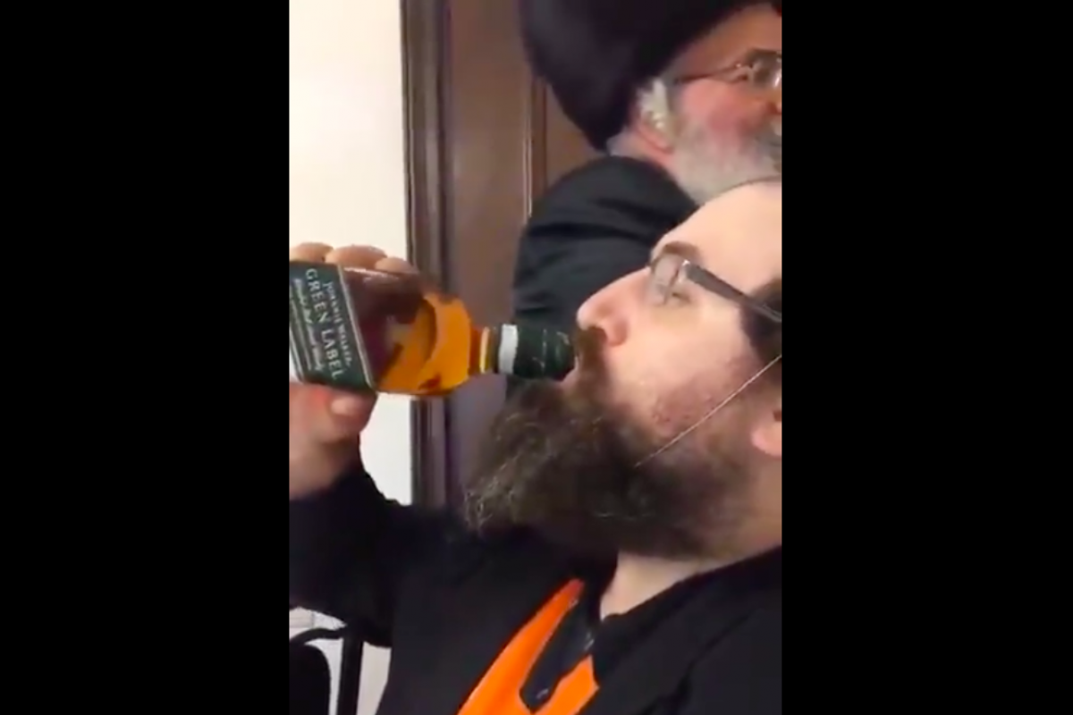 ​Видео, как ортодоксальный еврей выпивает бутылку виски, бьет рекорды просмотров в Сети
