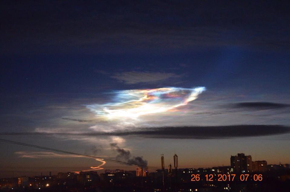 Жители Донбасса напуганы и сообщают о появлении в небе странного облака: соцсети говорят о запуске баллистической ракеты на российском полигоне - кадры