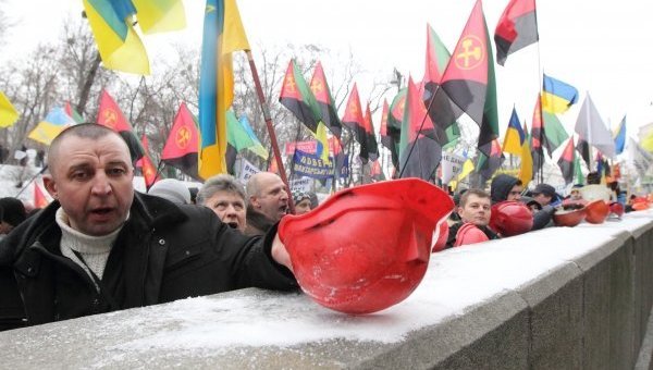 У здания Минэнерго Украины проходит многочисленный митинг шахтеров