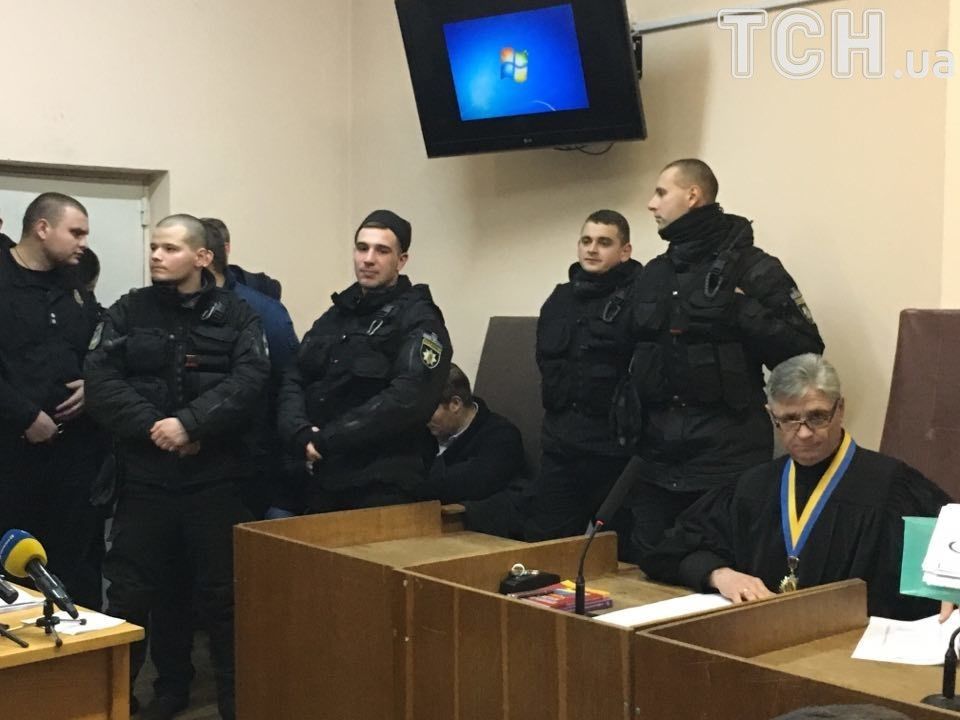 К зданию суда, где избирают меру пресечения для одесского мэра, подтянулись "спортивные ребята", депутаты и пенсионерки – СМИ