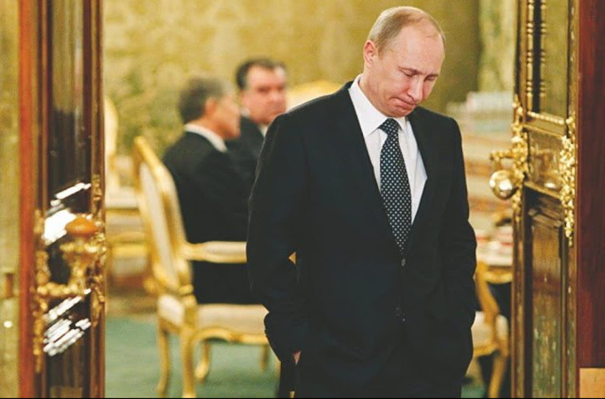 ​Путин упал без чувств, опрокинув и посуду: СМИ сообщают о проблеме со здоровьем у главы РФ