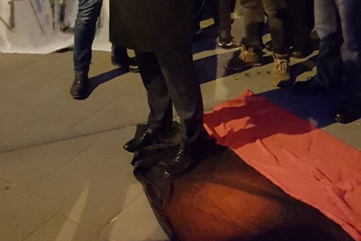 ​“Бандеровская тряпка”, - неадекватный посол Сейма потоптался по красно-черному флагу ОУН - подробности и кадры
