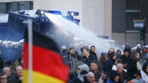 В Кёльне митингующие в прямом эфире избили журналиста Lifenews
