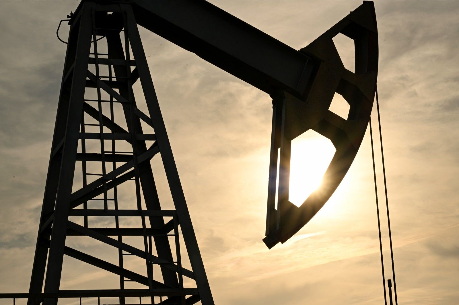 Нефтяная промышленность России скатывается в бездну: падение экспорта тянет вниз добычу