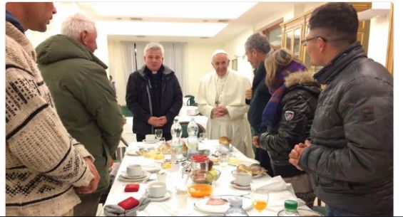 ​На 80 лет пришло 8 бездомных: так Папа Римский и отпраздновал свой юбилей