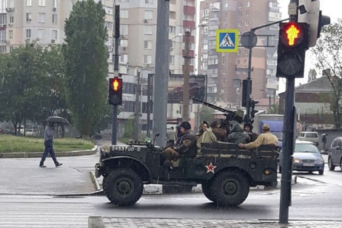 Гимнастерки и военные машины: кадры, как в Харькове День Победы отмечали