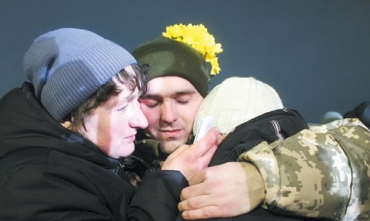 "Хочу заказать службу за наших пацанов, которые до сих пор в плену. Их там еще много", - солдат-контрактник, вышедший на волю, рассказал про заключение в "ЛНР"