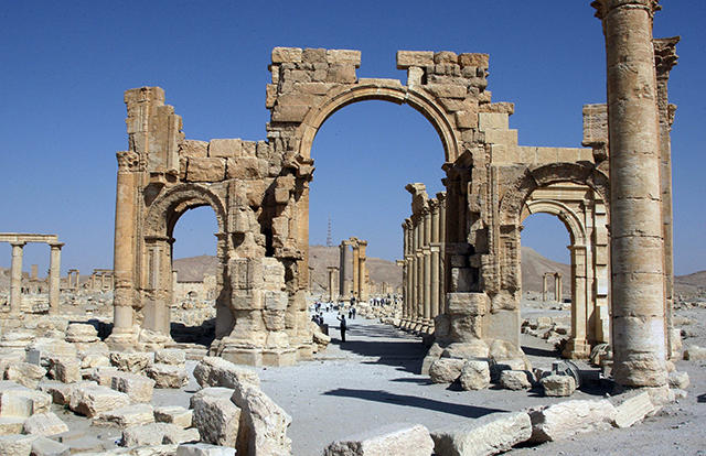 ​Боевики ИГИЛ уничтожили 2000-летнюю Триумфальную арку в Пальмире