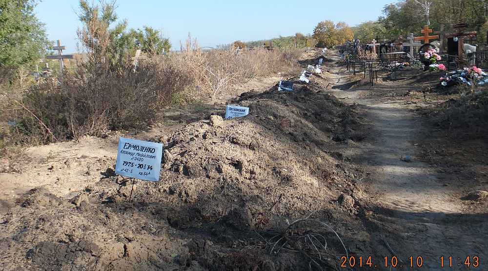 В Ростове на городском кладбище обнаружили три ряда свежих захоронений неизвестных мужчин