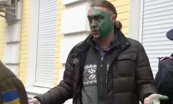 Бывшего народного депутата Мирошниченко облили зеленкой возле Печерского суда