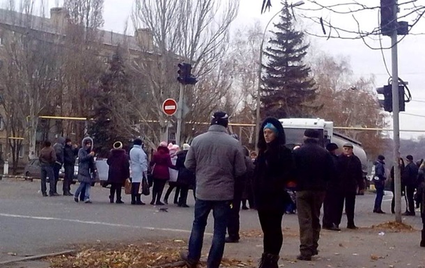 ​Социальный бунт: в Торезе женщины перекрыли дорогу, требуя от ДНР «детских денег»