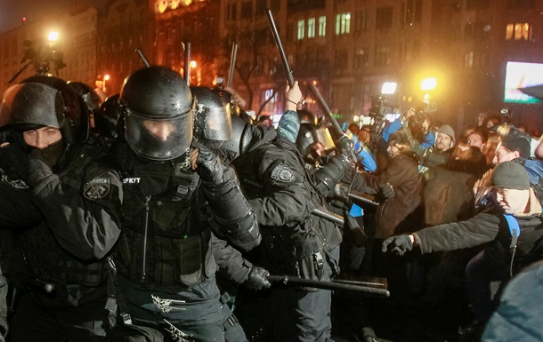 У дворца "Украина" в Киеве слышны взрывы: активисты атакуют правоохранителей