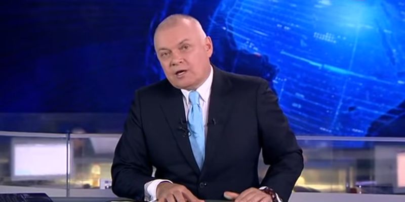 Скандальный пропагандист Путина Дмитрий Киселев прервал эфир на "Россия 1", чтобы, заикаясь, подтвердить гибель Моторолы (кадры)