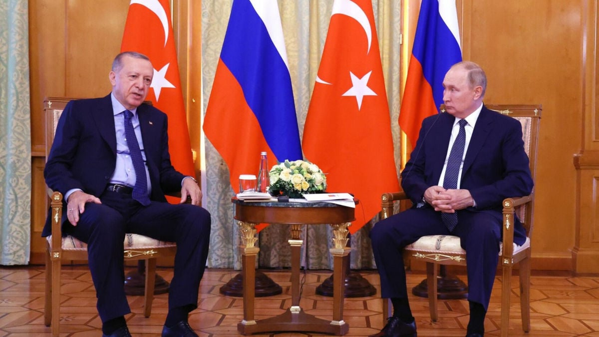 ​Хромающего Путина вел под руку Эрдоган: кадры с ослабевшим диктатором на саммите ШОС