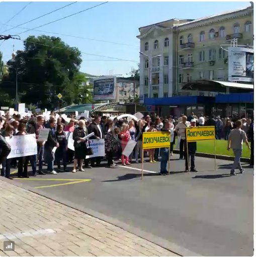 Театр в "ДНР": после неудачного обращения в ООН террористы свезли автобусами людей в Донецк на "митинг против ОБСЕ"