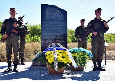 Памятник жертвам обстрела из “Града” был установлен недалеко от Волновахи