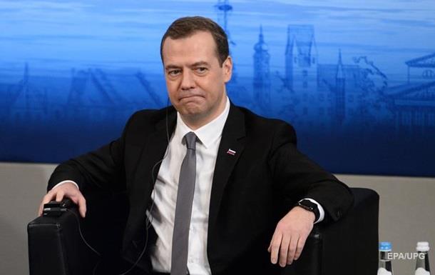 Медведев заявил, что антироссийские санкции бесполезны и посоветовал Западу их отменить