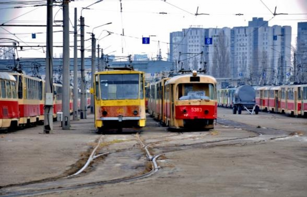 В Киеве "лишнего" пассажира выгнали из трамвая: люди еле сдержались, водителю пришлось разнимать