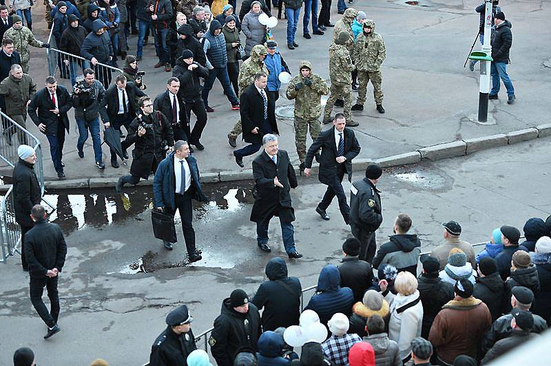 В Сети развенчали фейк о бегстве Порошенко с митинга – реальные кадры