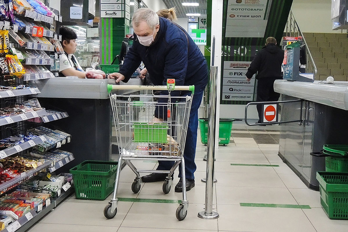 Россияне сметают с полок магазинов консервы и сахар на фоне мобилизации