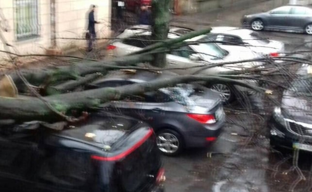 Одессу залило дождем: по улицам текли мощные потоки воды, ветром повреждены десятки машин - фото