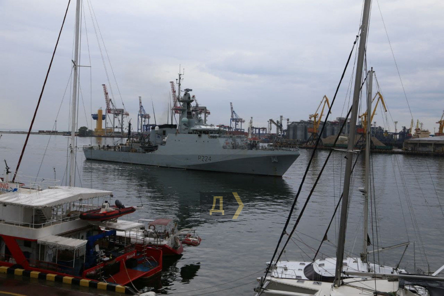Британский военный корабль HMS Trent P224 вошел в порт Одессы: появились первые фото