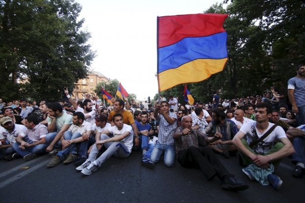 Майдан в Армении: демонстранты обосновались вблизи правительственного квартала