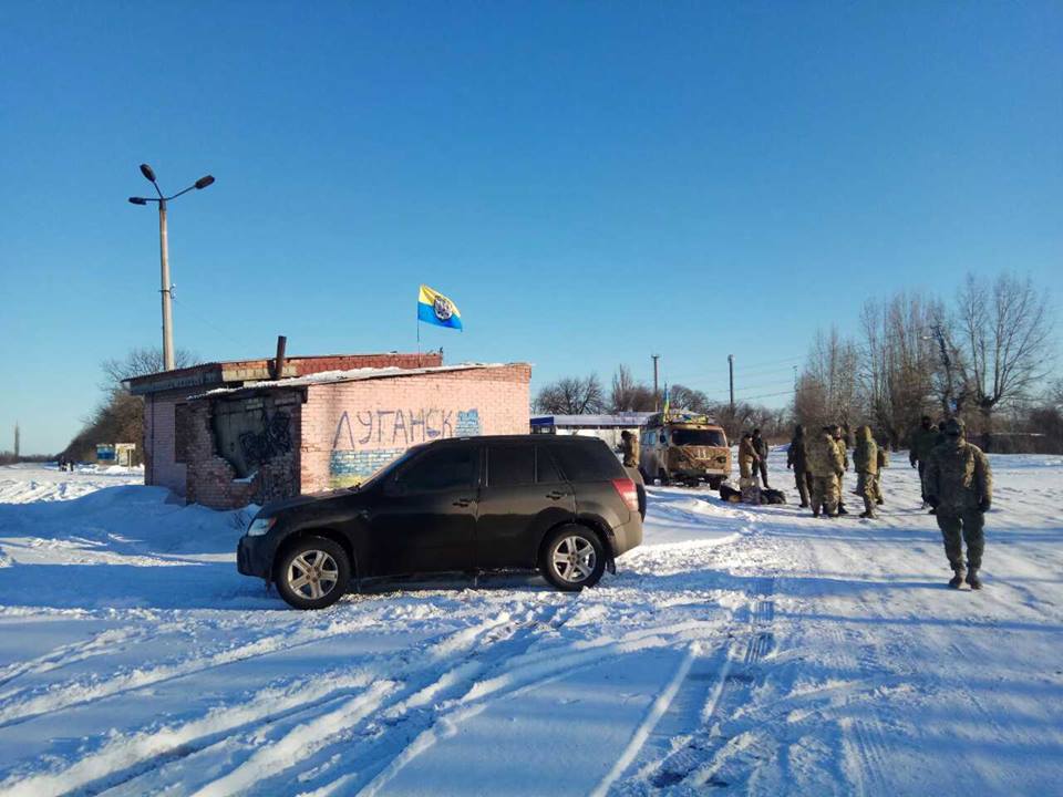 Активисты на Донбассе перешли к беспрецедентному этапу блокады: заблокирована стратегическая трасса у Золотого, будут перекрыты остальные дороги