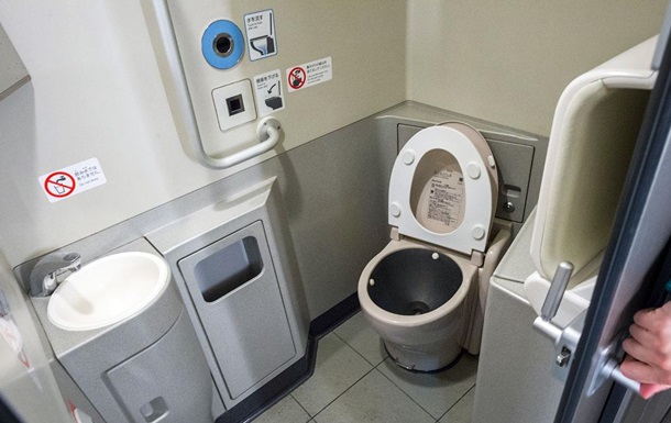 Каждому пассажиру - “золотой унитаз”: “Укрзализныця” купит туалеты по цене столичной квартиры