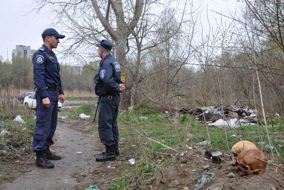 Гараж в Сумах украсили черепами людей 