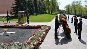 Ангела Меркель вместе с Путиным возложила венок к Могиле Неизвестного солдата