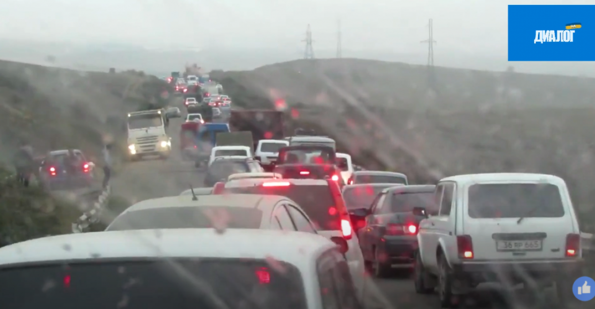 Армяне массово бегут из Степанакерта на границу с Арменией: на горной дороге сотни машин с людьми