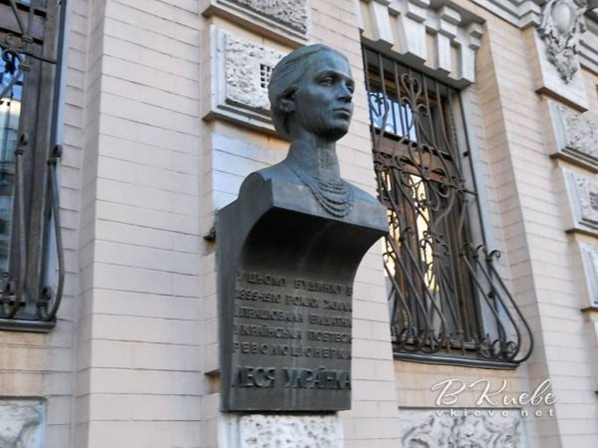 Вандалы украли памятник Лесе Украинке в Музее поэтессы в Киеве - кадры