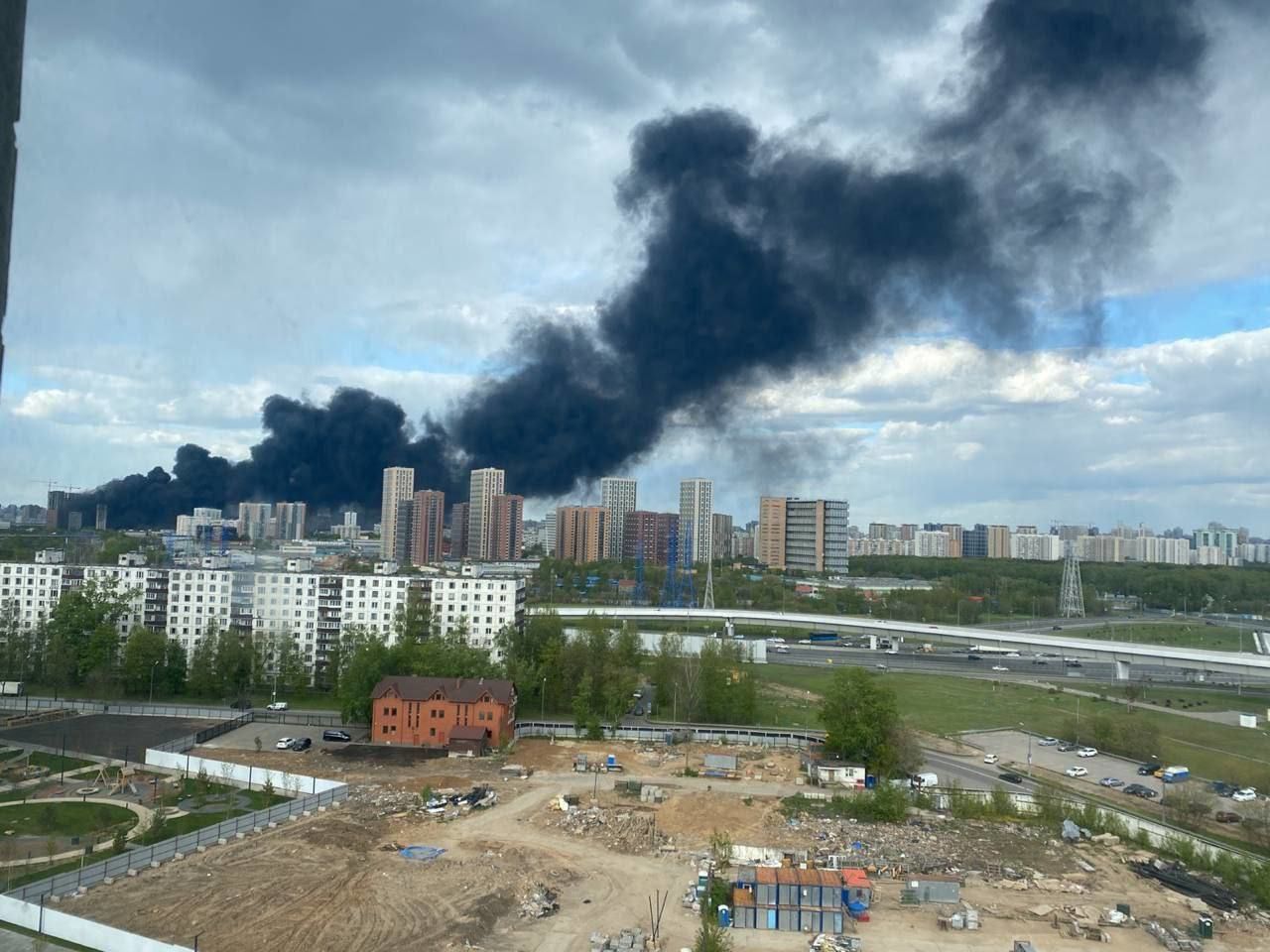Пожар у Академии ФСБ в Москве: несколько строителей заблокированы на крыше