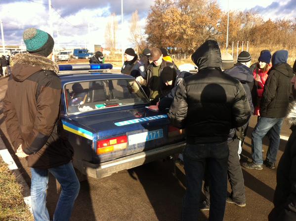 Митингующие в Харькове разблокировали выезд из города