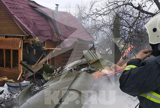 Самолет рухнул прямо на дачу в Подмосковье, трое погибших – кадры