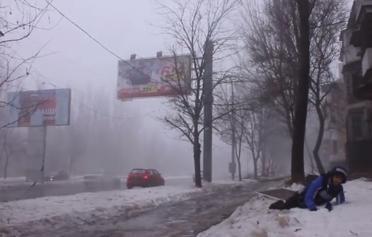 Как обстреливали Киевский район Донецка: прохожие зарываются в снег, а осколки разрушают дома