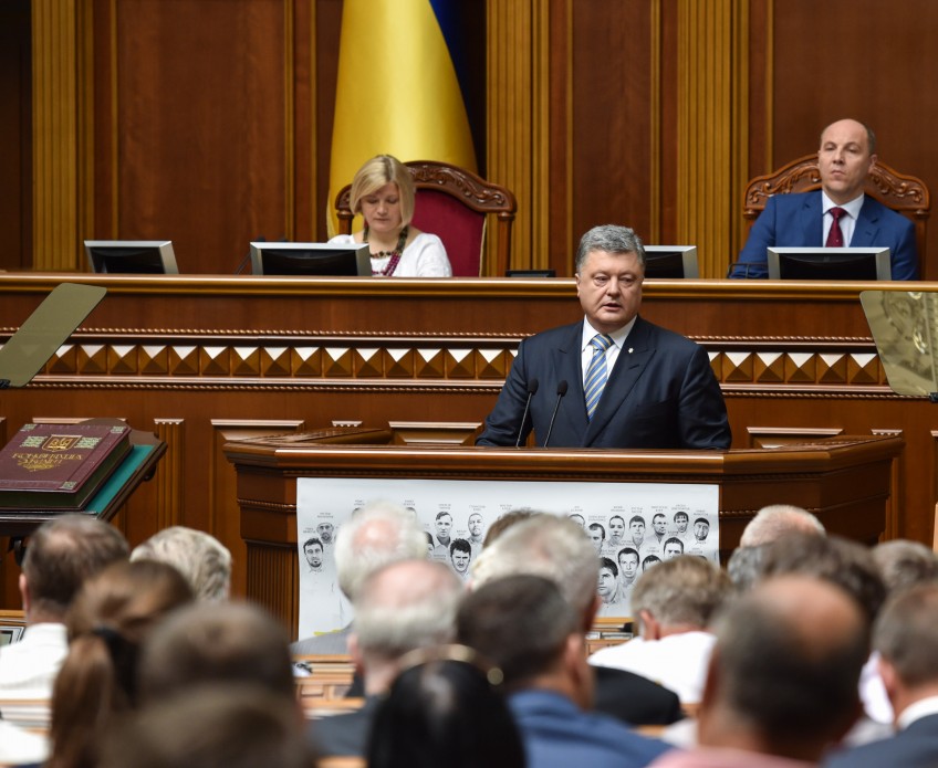 Президент: крымско-татарскую автономию в аннексированном Крыму пропишут в Конституции Украины