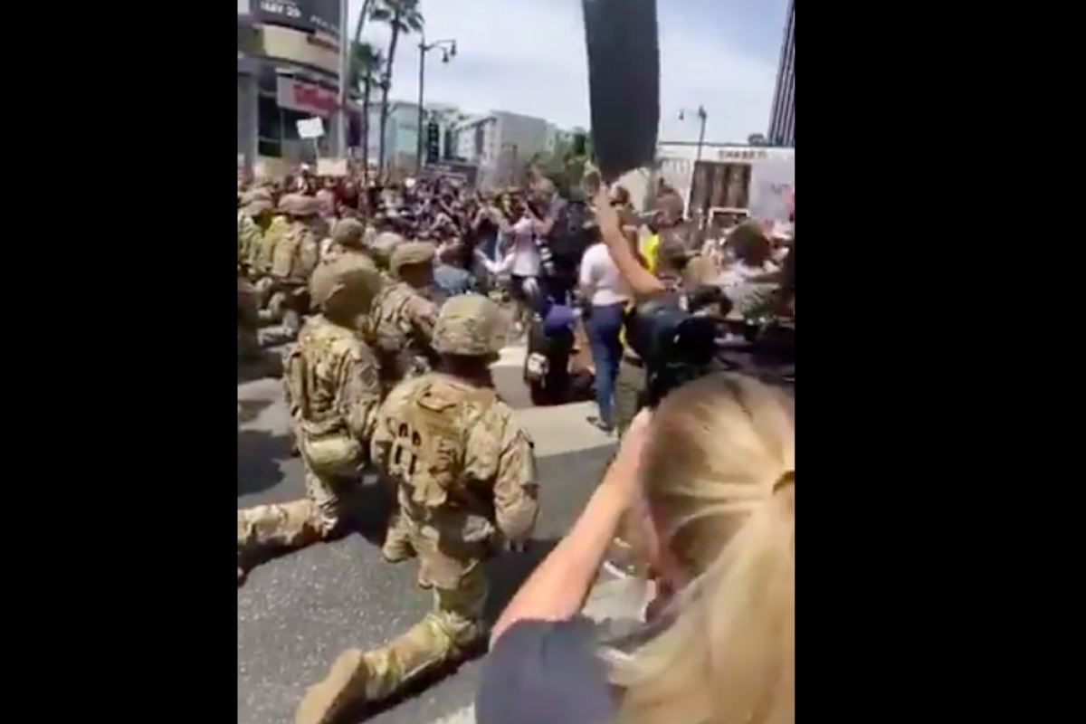 Протесты в США: вслед за полицией перед протестующими встали на колени бойцы американской Нацгвардии - кадры