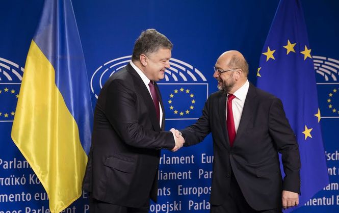 Порошенко "потроллил" российского журналиста: "Уже в ноябре месяце украинцы будут путешествовать без виз, а россияне… когда-нибудь"