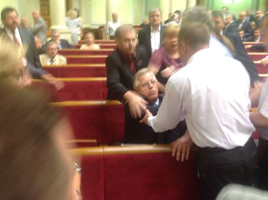 Драка в Верховной Раде: Симоненко и Левченко выталкивают из зала заседаний