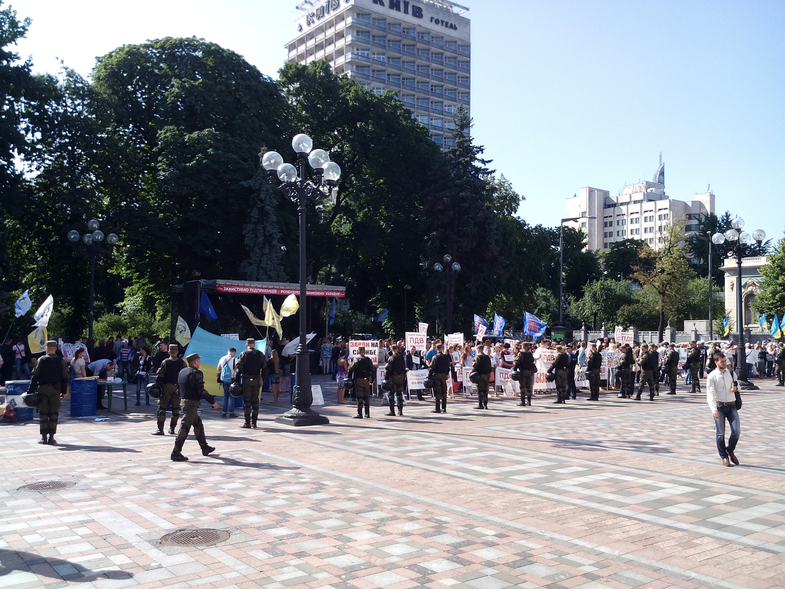 Под стенами Верховной Рады Украины одновременно проходят три митинга