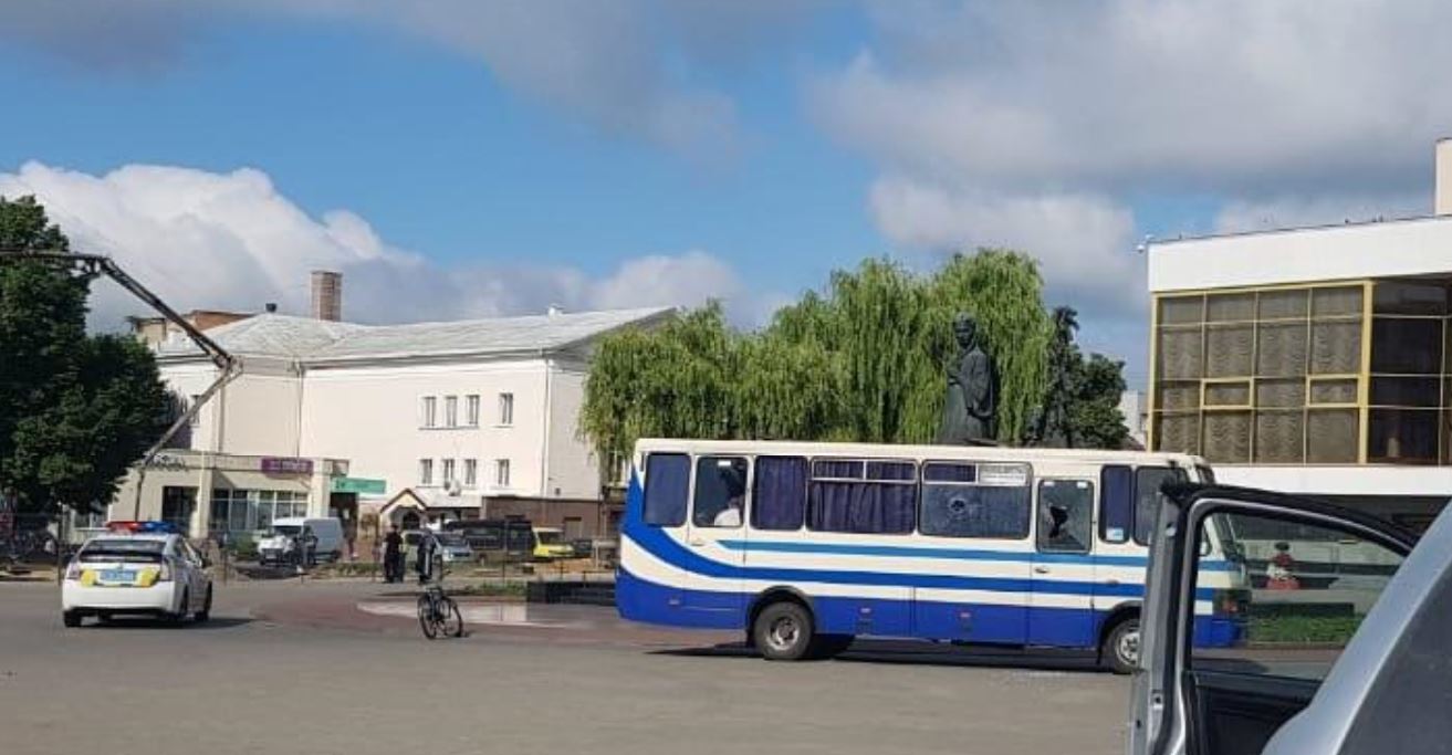 В Луцке возле захваченного автобуса с людьми прозвучали выстрелы из автомата, видео 